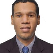 profesor de sociales imparte clases a niños y jovenes de bachillerato